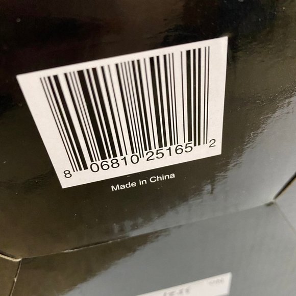 The Joker Santa Collectible Statue Only at Gamestop - Picture 12 of 12